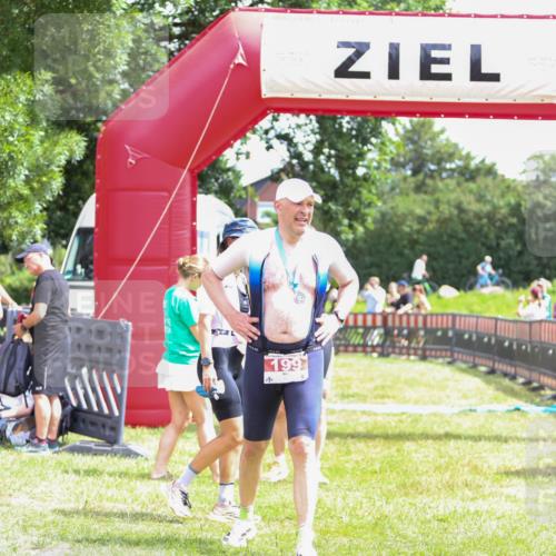 21.06.2026 - 29. Vierlanden-Triathlon Andreas Tolksdorf http://msf.ph/oto/9920101 21.06.2026 13:03:55 Ziel 674 meine-sportfotos.de