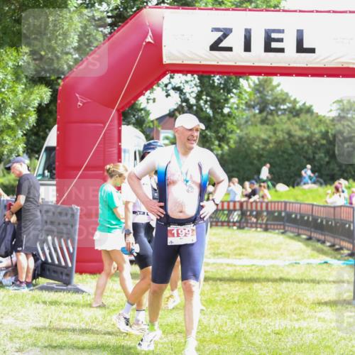 21.06.2026 - 29. Vierlanden-Triathlon Andreas Tolksdorf http://msf.ph/oto/9920102 21.06.2026 13:03:55 Ziel 674 meine-sportfotos.de