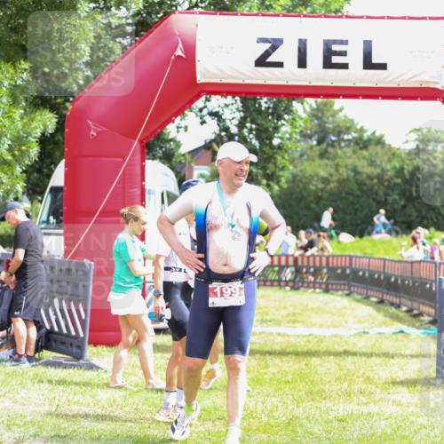 21.06.2026 - 29. Vierlanden-Triathlon Andreas Tolksdorf http://msf.ph/oto/9920103 21.06.2026 13:03:55 Ziel 674 meine-sportfotos.de