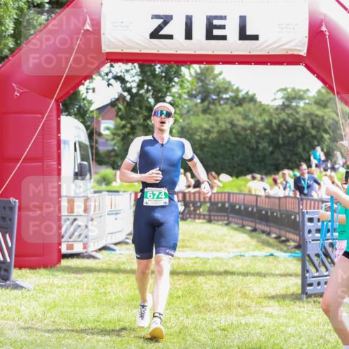 21.06.2026 - 29. Vierlanden-Triathlon Andreas Tolksdorf http://msf.ph/oto/9920109 21.06.2026 13:04:09 Ziel 674 meine-sportfotos.de
