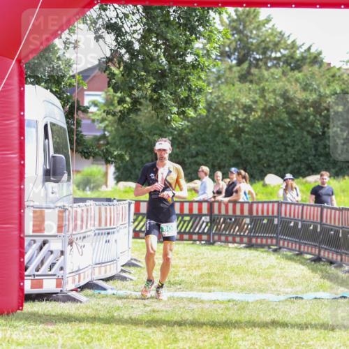 21.06.2026 - 29. Vierlanden-Triathlon Andreas Tolksdorf http://msf.ph/oto/9920111 21.06.2026 13:04:28 Ziel 808 meine-sportfotos.de