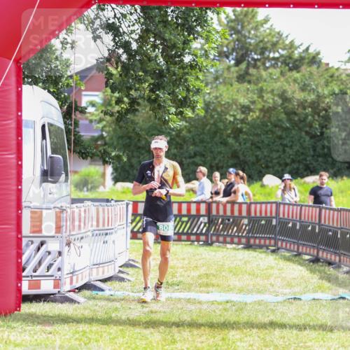 21.06.2026 - 29. Vierlanden-Triathlon Andreas Tolksdorf http://msf.ph/oto/9920112 21.06.2026 13:04:28 Ziel 808 meine-sportfotos.de