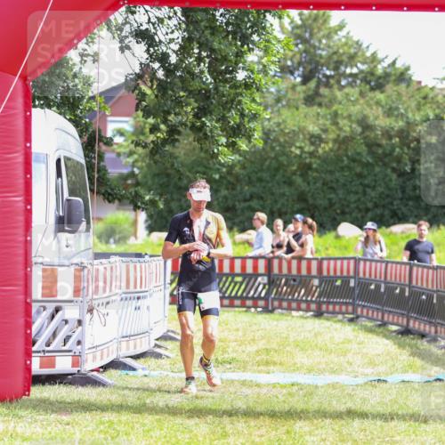 21.06.2026 - 29. Vierlanden-Triathlon Andreas Tolksdorf http://msf.ph/oto/9920118 21.06.2026 13:04:28 Ziel 808 meine-sportfotos.de