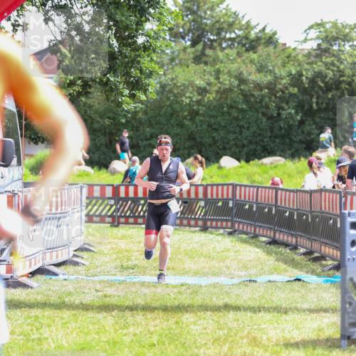 21.06.2026 - 29. Vierlanden-Triathlon Andreas Tolksdorf http://msf.ph/oto/9920125 21.06.2026 13:04:49 Ziel 682 meine-sportfotos.de