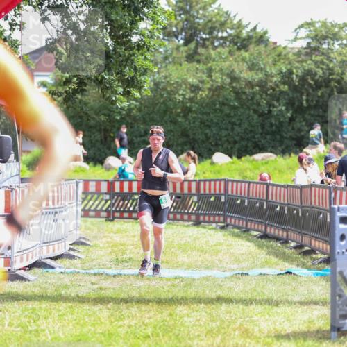 21.06.2026 - 29. Vierlanden-Triathlon Andreas Tolksdorf http://msf.ph/oto/9920128 21.06.2026 13:04:49 Ziel 682 meine-sportfotos.de