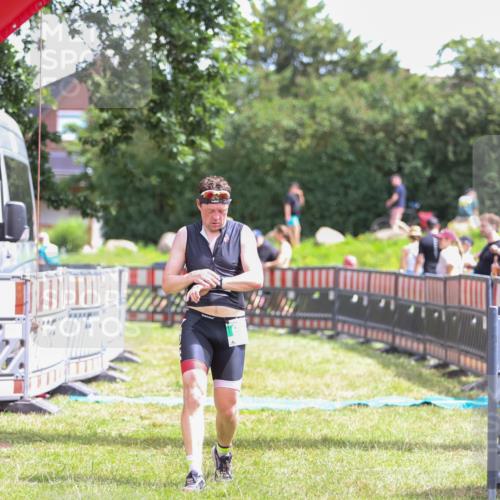 21.06.2026 - 29. Vierlanden-Triathlon Andreas Tolksdorf http://msf.ph/oto/9920141 21.06.2026 13:04:51 Ziel 682 meine-sportfotos.de