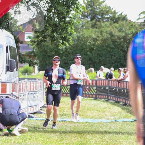 21.06.2026 - 29. Vierlanden-Triathlon Andreas Tolksdorf http://msf.ph/oto/9920232 21.06.2026 13:07:51 Ziel 634, 668 meine-sportfotos.de