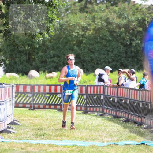 21.06.2026 - 29. Vierlanden-Triathlon Andreas Tolksdorf http://msf.ph/oto/9920238 21.06.2026 13:08:03 Ziel 637 meine-sportfotos.de