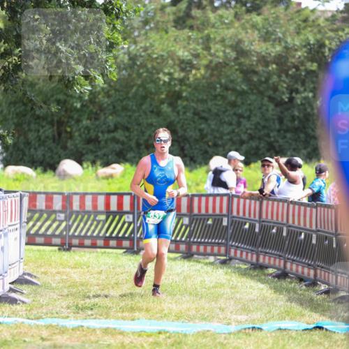 21.06.2026 - 29. Vierlanden-Triathlon Andreas Tolksdorf http://msf.ph/oto/9920242 21.06.2026 13:08:03 Ziel 637 meine-sportfotos.de