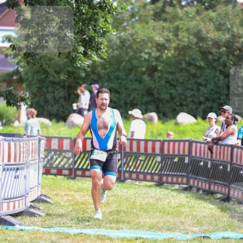 21.06.2026 - 29. Vierlanden-Triathlon Andreas Tolksdorf http://msf.ph/oto/9920323 21.06.2026 13:09:37 Ziel 691 meine-sportfotos.de