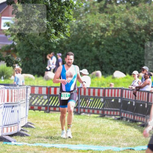 21.06.2026 - 29. Vierlanden-Triathlon Andreas Tolksdorf http://msf.ph/oto/9920326 21.06.2026 13:09:37 Ziel 691 meine-sportfotos.de