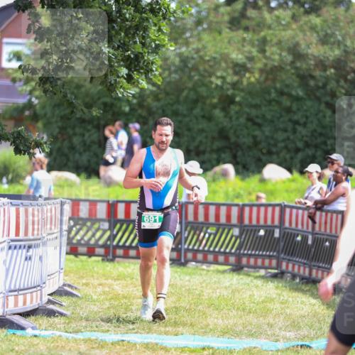21.06.2026 - 29. Vierlanden-Triathlon Andreas Tolksdorf http://msf.ph/oto/9920327 21.06.2026 13:09:37 Ziel 691 meine-sportfotos.de