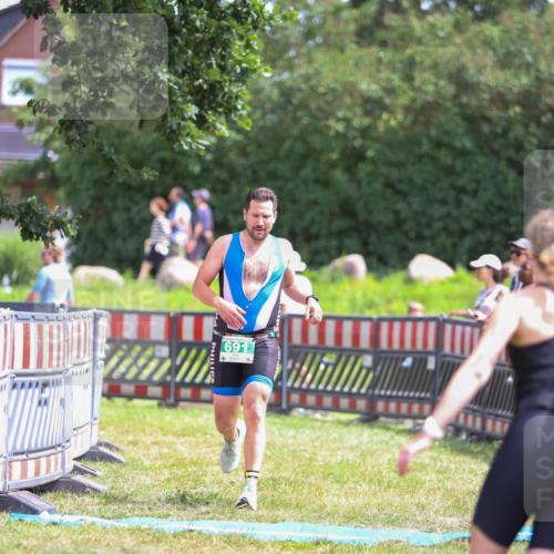 21.06.2026 - 29. Vierlanden-Triathlon Andreas Tolksdorf http://msf.ph/oto/9920329 21.06.2026 13:09:37 Ziel 691 meine-sportfotos.de
