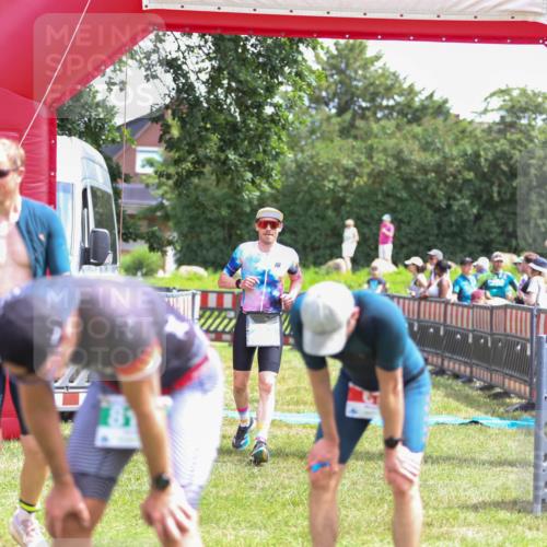 21.06.2026 - 29. Vierlanden-Triathlon Andreas Tolksdorf http://msf.ph/oto/9920337 21.06.2026 13:10:18 Ziel 703, 805 meine-sportfotos.de