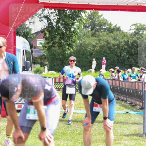 21.06.2026 - 29. Vierlanden-Triathlon Andreas Tolksdorf http://msf.ph/oto/9920338 21.06.2026 13:10:18 Ziel 703, 805 meine-sportfotos.de