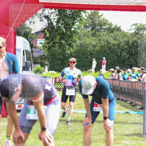 21.06.2026 - 29. Vierlanden-Triathlon Andreas Tolksdorf http://msf.ph/oto/9920339 21.06.2026 13:10:18 Ziel 703, 805 meine-sportfotos.de
