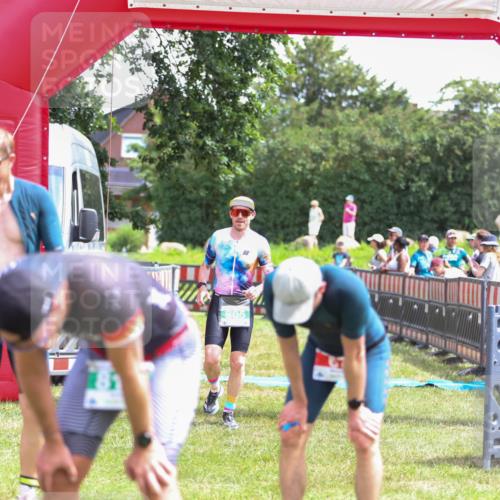 21.06.2026 - 29. Vierlanden-Triathlon Andreas Tolksdorf http://msf.ph/oto/9920341 21.06.2026 13:10:18 Ziel 703, 805 meine-sportfotos.de