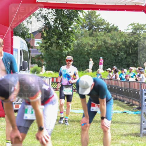 21.06.2026 - 29. Vierlanden-Triathlon Andreas Tolksdorf http://msf.ph/oto/9920342 21.06.2026 13:10:18 Ziel 703, 805 meine-sportfotos.de