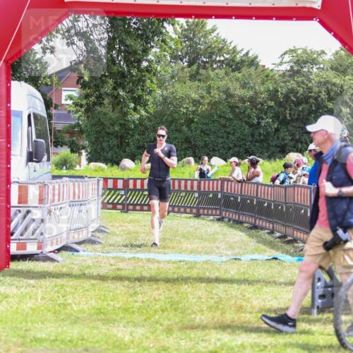 21.06.2026 - 29. Vierlanden-Triathlon Andreas Tolksdorf http://msf.ph/oto/9920384 21.06.2026 13:11:55 Ziel 745 meine-sportfotos.de
