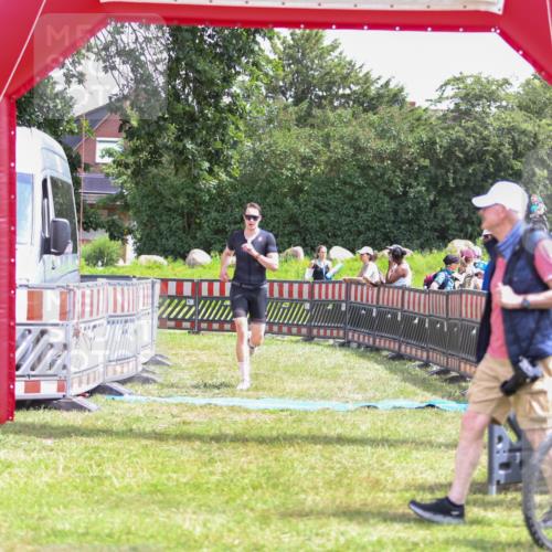 21.06.2026 - 29. Vierlanden-Triathlon Andreas Tolksdorf http://msf.ph/oto/9920385 21.06.2026 13:11:55 Ziel 745 meine-sportfotos.de