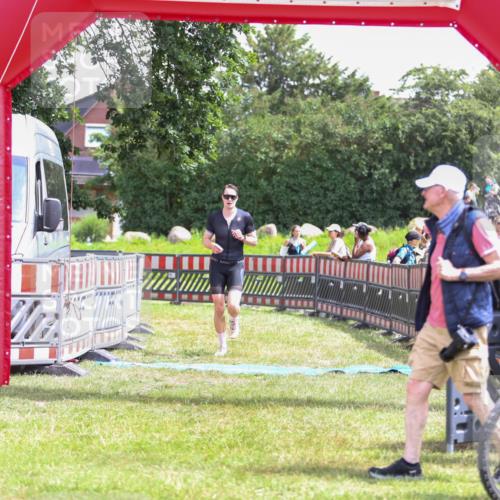 21.06.2026 - 29. Vierlanden-Triathlon Andreas Tolksdorf http://msf.ph/oto/9920386 21.06.2026 13:11:55 Ziel 745 meine-sportfotos.de