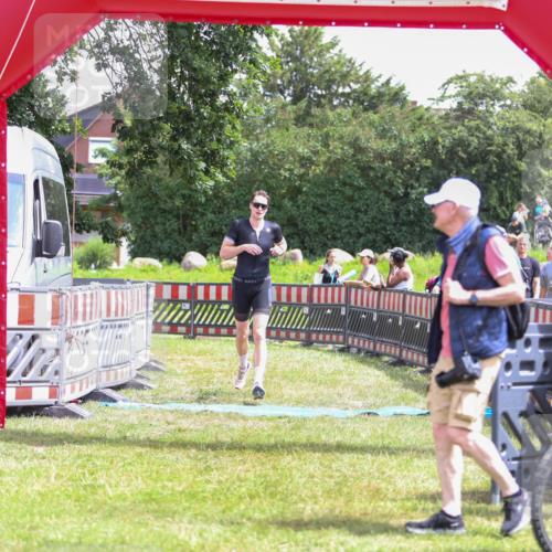 21.06.2026 - 29. Vierlanden-Triathlon Andreas Tolksdorf http://msf.ph/oto/9920389 21.06.2026 13:11:55 Ziel 745 meine-sportfotos.de