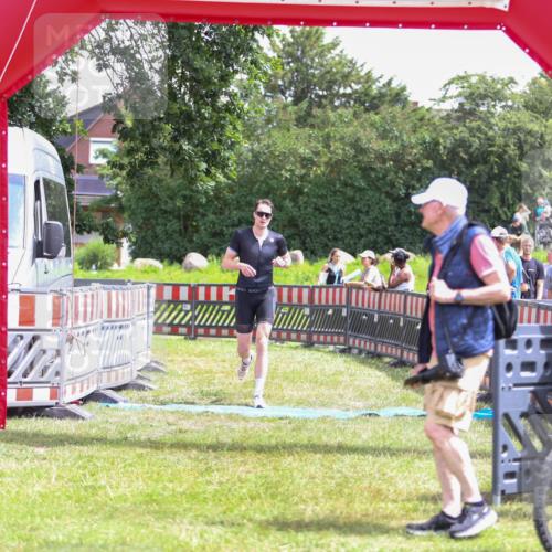 21.06.2026 - 29. Vierlanden-Triathlon Andreas Tolksdorf http://msf.ph/oto/9920390 21.06.2026 13:11:55 Ziel 745 meine-sportfotos.de