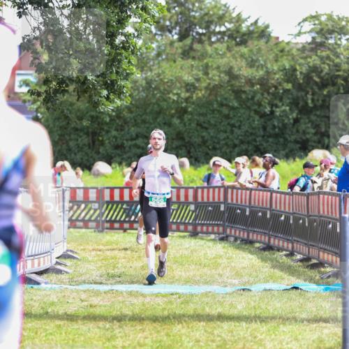 21.06.2026 - 29. Vierlanden-Triathlon Andreas Tolksdorf http://msf.ph/oto/9920403 21.06.2026 13:12:11 Ziel 660, 666 meine-sportfotos.de