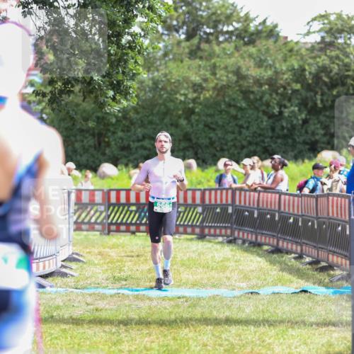 21.06.2026 - 29. Vierlanden-Triathlon Andreas Tolksdorf http://msf.ph/oto/9920406 21.06.2026 13:12:12 Ziel 660, 666 meine-sportfotos.de