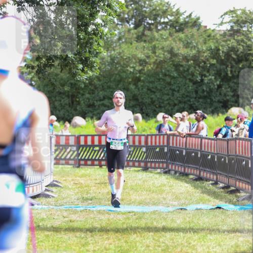21.06.2026 - 29. Vierlanden-Triathlon Andreas Tolksdorf http://msf.ph/oto/9920408 21.06.2026 13:12:12 Ziel 660, 666 meine-sportfotos.de