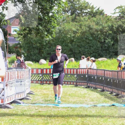21.06.2026 - 29. Vierlanden-Triathlon Andreas Tolksdorf http://msf.ph/oto/9920502 21.06.2026 13:14:49 Ziel 739 meine-sportfotos.de