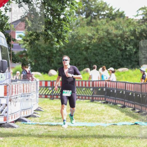 21.06.2026 - 29. Vierlanden-Triathlon Andreas Tolksdorf http://msf.ph/oto/9920508 21.06.2026 13:14:49 Ziel 739 meine-sportfotos.de