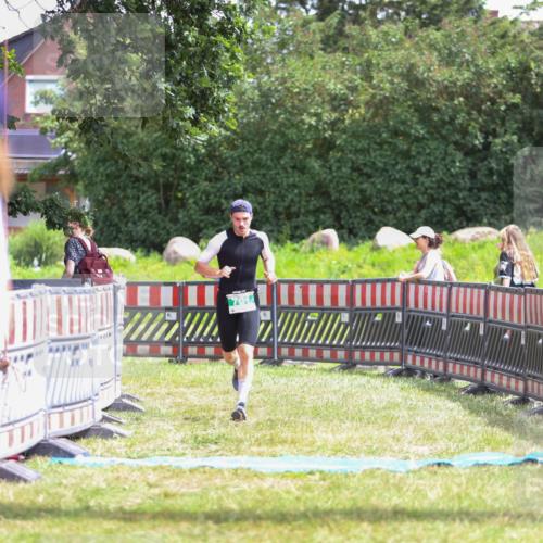 21.06.2026 - 29. Vierlanden-Triathlon Andreas Tolksdorf http://msf.ph/oto/9920515 21.06.2026 13:15:10 Ziel 701 meine-sportfotos.de