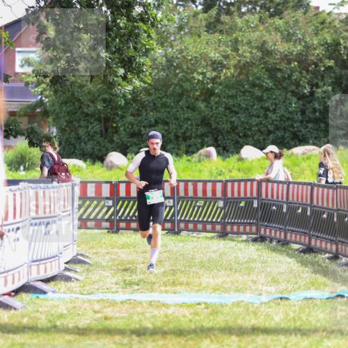 21.06.2026 - 29. Vierlanden-Triathlon Andreas Tolksdorf http://msf.ph/oto/9920516 21.06.2026 13:15:10 Ziel 701 meine-sportfotos.de