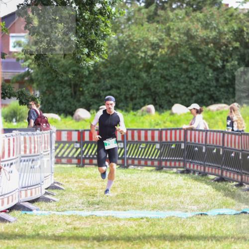 21.06.2026 - 29. Vierlanden-Triathlon Andreas Tolksdorf http://msf.ph/oto/9920517 21.06.2026 13:15:10 Ziel 701 meine-sportfotos.de