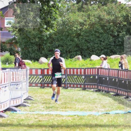 21.06.2026 - 29. Vierlanden-Triathlon Andreas Tolksdorf http://msf.ph/oto/9920518 21.06.2026 13:15:10 Ziel 701 meine-sportfotos.de