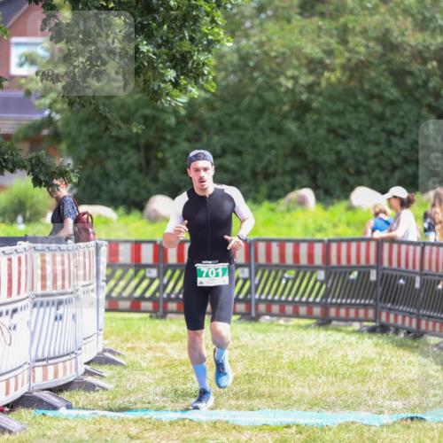 21.06.2026 - 29. Vierlanden-Triathlon Andreas Tolksdorf http://msf.ph/oto/9920519 21.06.2026 13:15:11 Ziel 701 meine-sportfotos.de