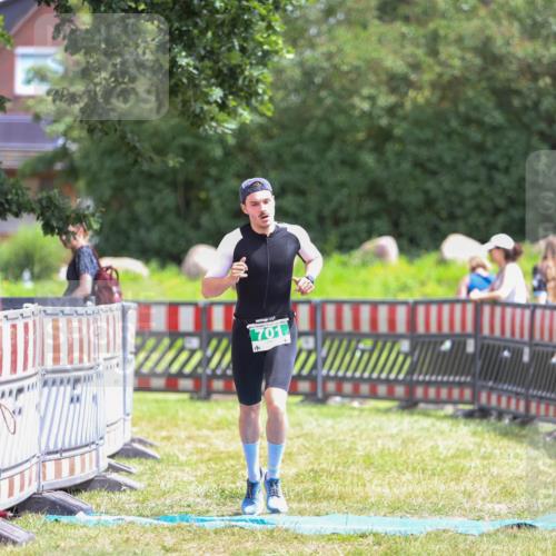 21.06.2026 - 29. Vierlanden-Triathlon Andreas Tolksdorf http://msf.ph/oto/9920520 21.06.2026 13:15:11 Ziel 701 meine-sportfotos.de