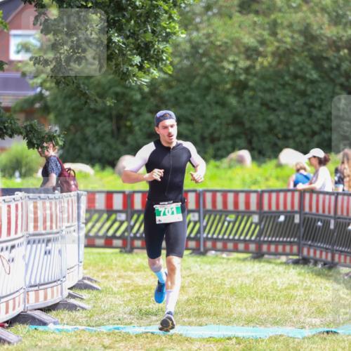 21.06.2026 - 29. Vierlanden-Triathlon Andreas Tolksdorf http://msf.ph/oto/9920522 21.06.2026 13:15:11 Ziel 701 meine-sportfotos.de