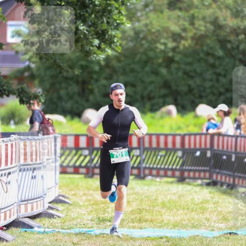 21.06.2026 - 29. Vierlanden-Triathlon Andreas Tolksdorf http://msf.ph/oto/9920523 21.06.2026 13:15:11 Ziel 701 meine-sportfotos.de