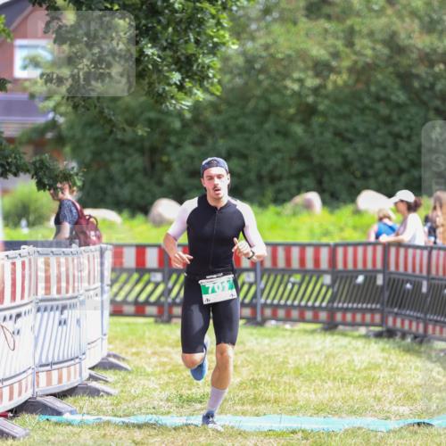 21.06.2026 - 29. Vierlanden-Triathlon Andreas Tolksdorf http://msf.ph/oto/9920524 21.06.2026 13:15:11 Ziel 701 meine-sportfotos.de