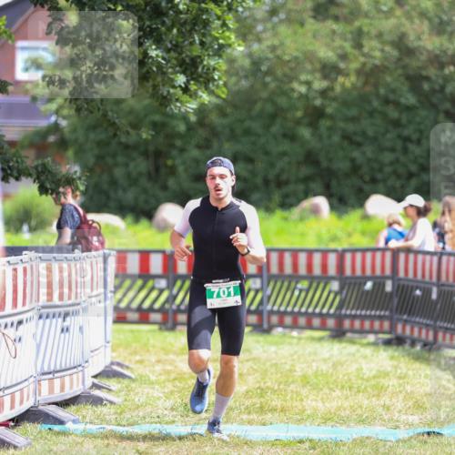 21.06.2026 - 29. Vierlanden-Triathlon Andreas Tolksdorf http://msf.ph/oto/9920525 21.06.2026 13:15:11 Ziel 701 meine-sportfotos.de