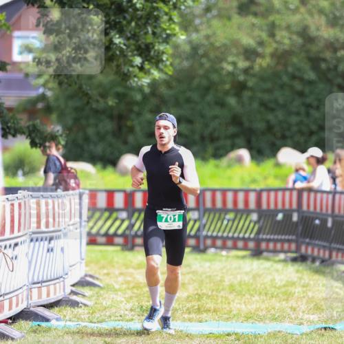 21.06.2026 - 29. Vierlanden-Triathlon Andreas Tolksdorf http://msf.ph/oto/9920526 21.06.2026 13:15:11 Ziel 701 meine-sportfotos.de