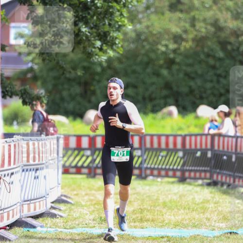 21.06.2026 - 29. Vierlanden-Triathlon Andreas Tolksdorf http://msf.ph/oto/9920527 21.06.2026 13:15:11 Ziel 701 meine-sportfotos.de