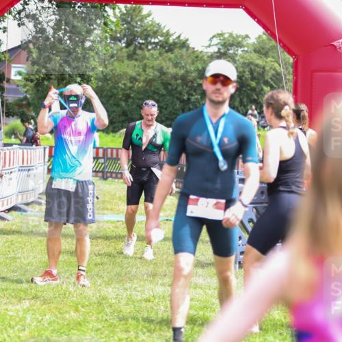 21.06.2026 - 29. Vierlanden-Triathlon Andreas Tolksdorf http://msf.ph/oto/9920553 21.06.2026 13:16:04 Ziel 641, 655 meine-sportfotos.de