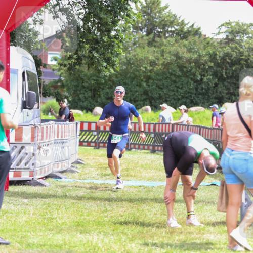 21.06.2026 - 29. Vierlanden-Triathlon Andreas Tolksdorf http://msf.ph/oto/9920558 21.06.2026 13:16:09 Ziel 641, 655 meine-sportfotos.de