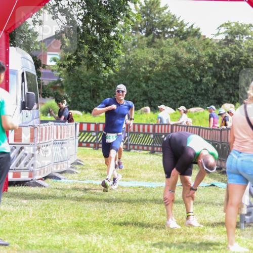 21.06.2026 - 29. Vierlanden-Triathlon Andreas Tolksdorf http://msf.ph/oto/9920560 21.06.2026 13:16:09 Ziel 641, 655 meine-sportfotos.de