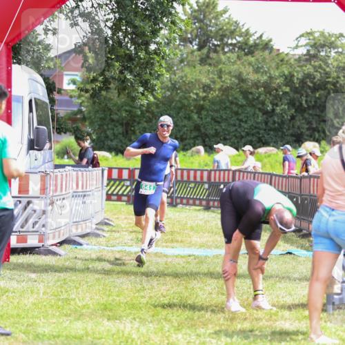 21.06.2026 - 29. Vierlanden-Triathlon Andreas Tolksdorf http://msf.ph/oto/9920561 21.06.2026 13:16:09 Ziel 641, 655 meine-sportfotos.de