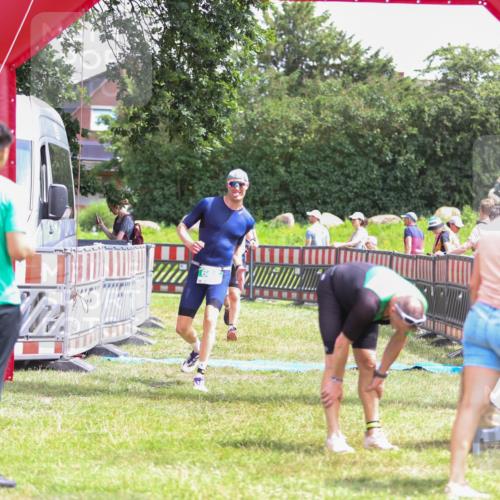 21.06.2026 - 29. Vierlanden-Triathlon Andreas Tolksdorf http://msf.ph/oto/9920562 21.06.2026 13:16:09 Ziel 641, 655 meine-sportfotos.de