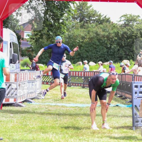 21.06.2026 - 29. Vierlanden-Triathlon Andreas Tolksdorf http://msf.ph/oto/9920565 21.06.2026 13:16:10 Ziel 641, 655 meine-sportfotos.de